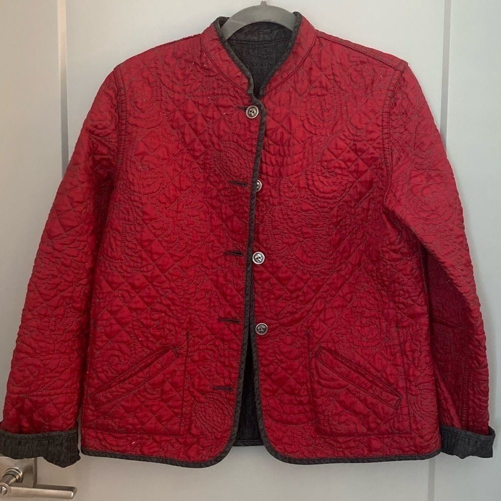 Black(steel gray)/red reversible quilted jacket with pockets, no tags